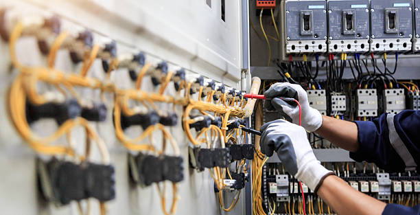 Professional Electrician technician working in Burlington, IA